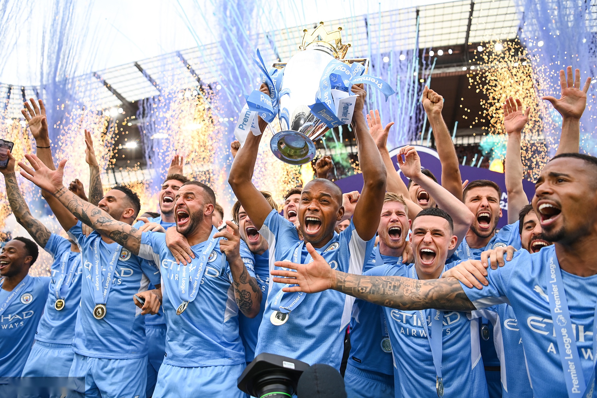 地接住了球 地接住了球